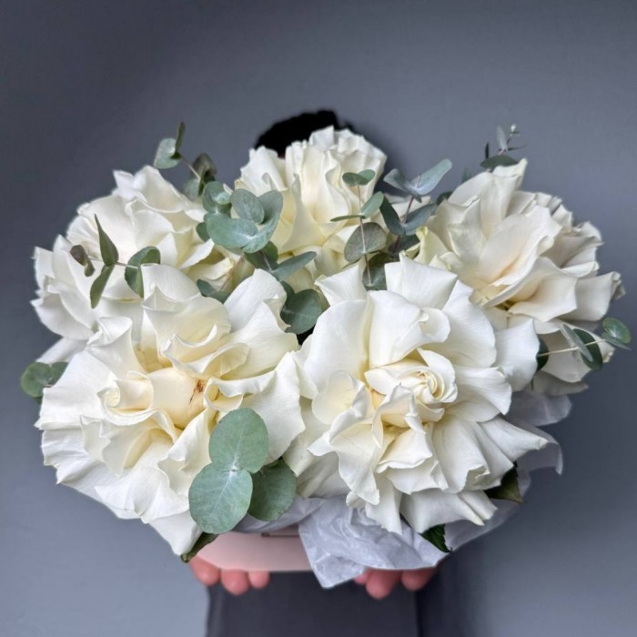 Композиция из белых французских роз и эвкалипта